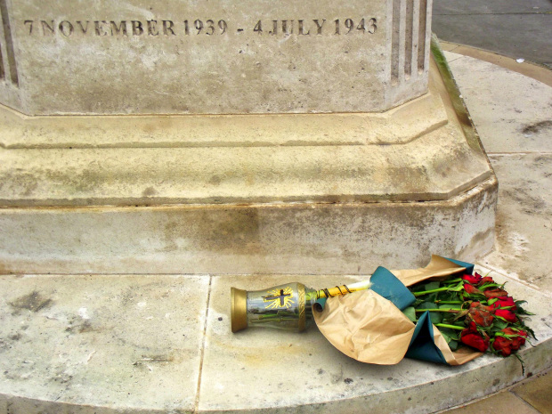 Roses on memorial